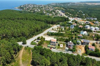 RİVA'DA ORMAN MANZARALI CADDE ÜZERİ İMARLI ARSA