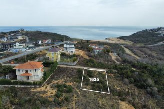 RİVA DA 691m² DENİZ KUMSAL VE YEŞİL ALAN MANZARALI ARSA 1635