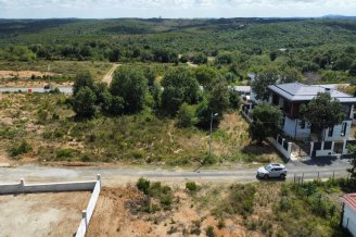 RİVANIN DEĞERLİ KONUMUNDA, VİLLA YAPIMINA UYGUN ARSAv